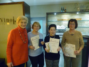 Die 1. Vorsitzende Helena Pennartz-Kohlhaas ehrte v.l.n.r. Luitgard Fecher (45 Jahre), Dr. Laura Fischer (10 Jahre) und Christel Zellmann (30 Jahre)